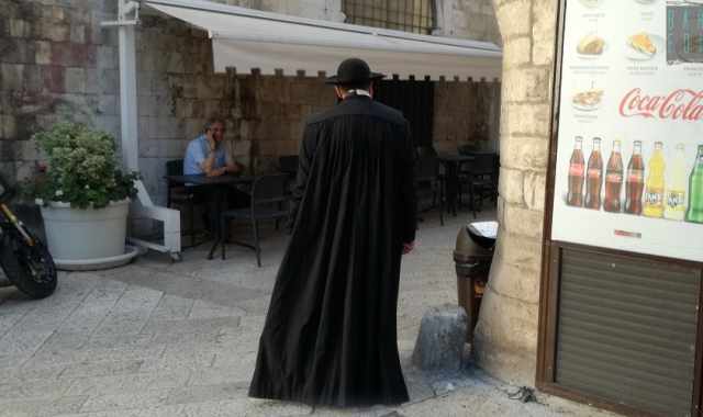 Bari, la vita di Pierluigi: Mi sento un prete, indosso la talare e vengo deriso da tutti